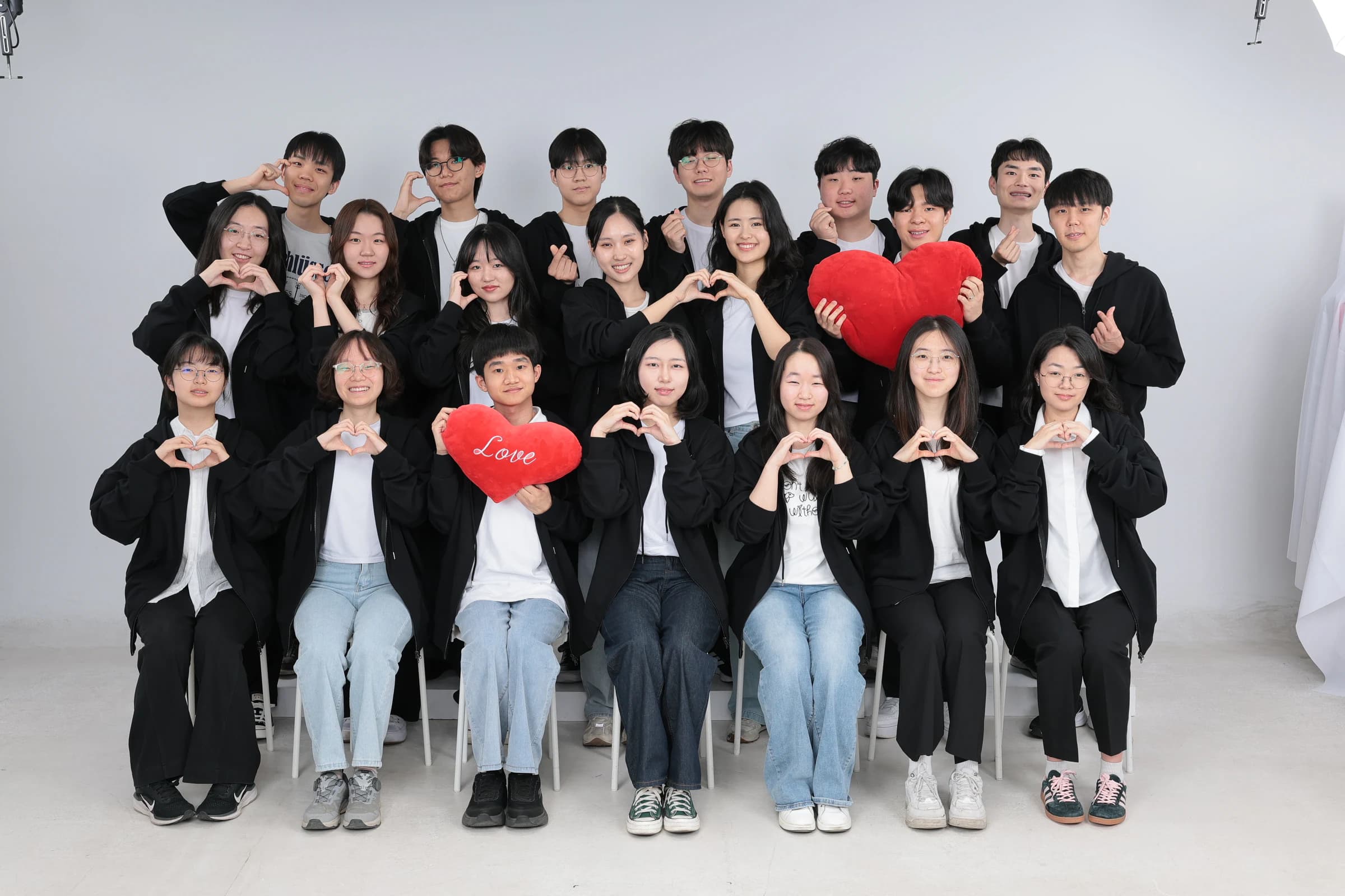 스튜디오에서 함께 포즈를 취한 GLEAP 구성원
